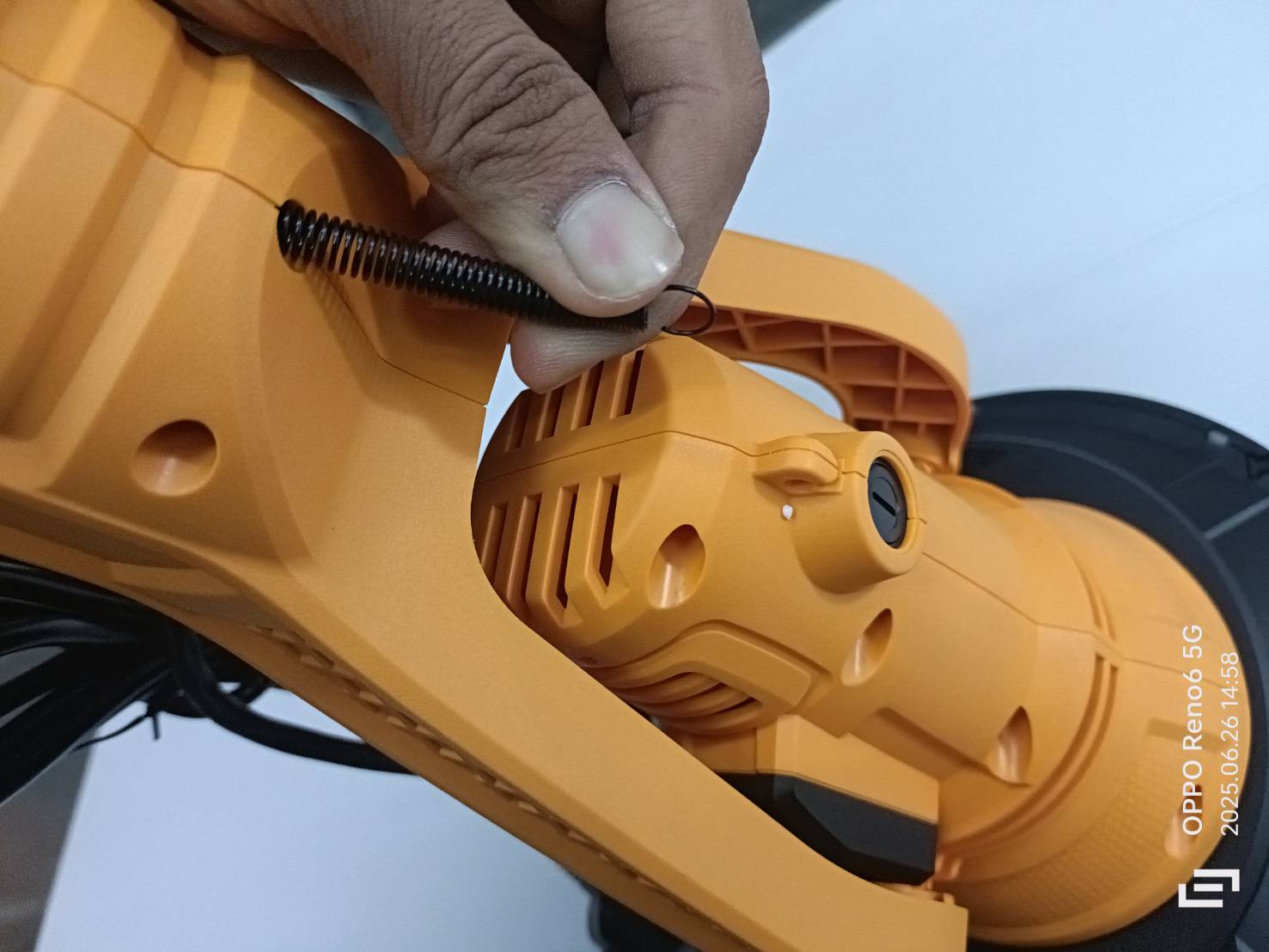 INGCO DWS105016 เครื่องขัดผนัง ด้ามยาว 1050W