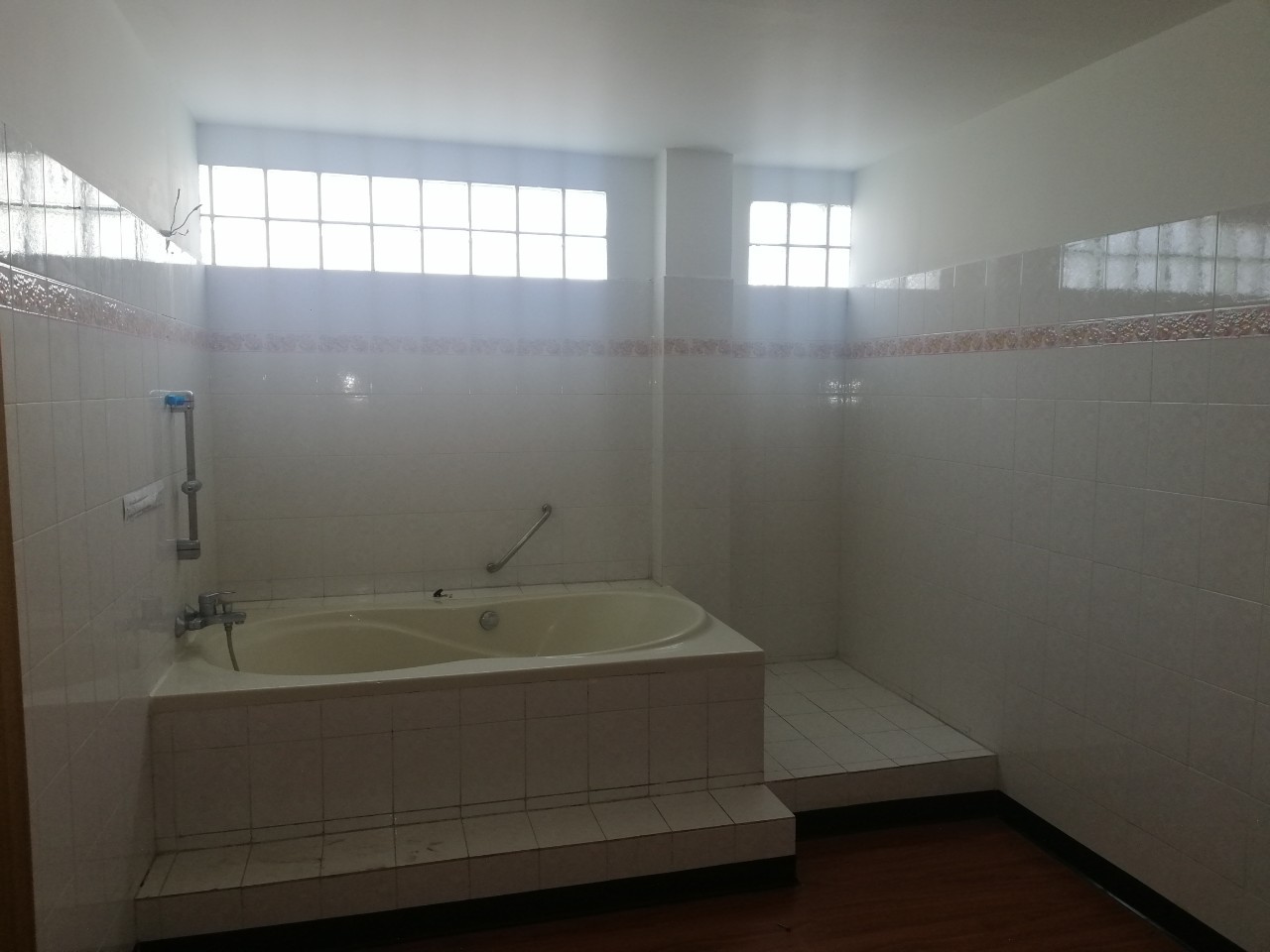 H1144 ให้เช่าอาคารพาณิชย์ 78 ตร.วา 5ชั้น ตกแต่งแล้ว อยู่ถนนบรมราชชนนี ตรงข้ามโลตัสปิ่นเกล้า ใกล้เซ็นทรัลปิ่นเกล้า เหมาะทำคลินิก สถานเสริมความงาม โชว์รูมสินค้า ออฟฟิศ มีที่จอดรถ 7-10คัน