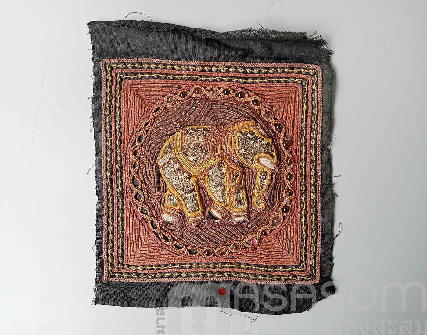 ผ้าปักรูปช้างเก่า