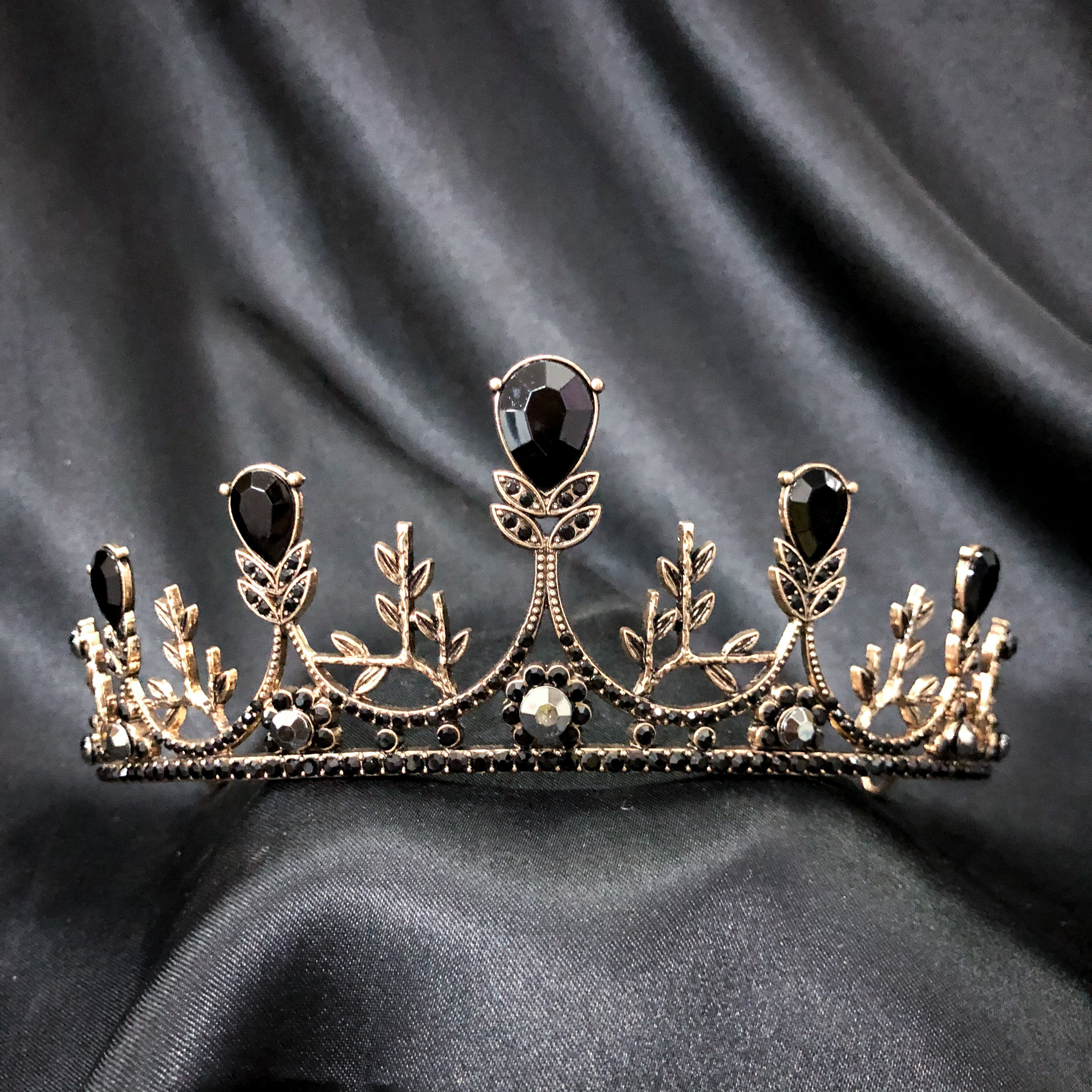 (พร้อมส่ง) มงกุฎสีดำ 258 งานสวยเกินราคา เกรดพรีเมี่ยม ใส่ได้หลายครั้ง