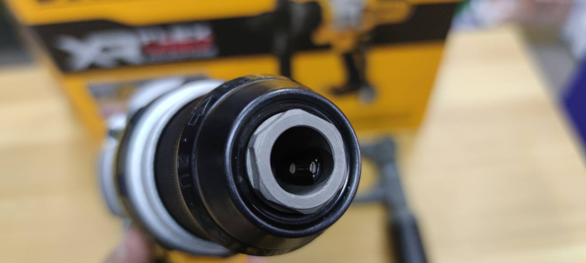 สว่านกระแทกไร้สาย20V DCD999N DEWALT