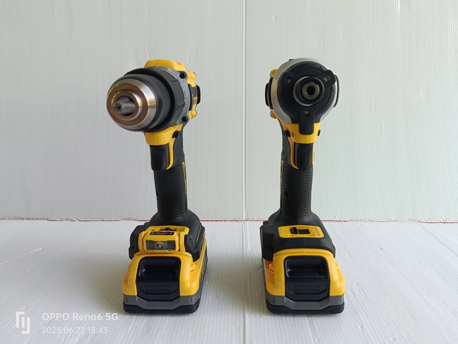 DEWALT รุ่น DCK2050S2T-B1 ชุดคอมโบ้สว่านกระแทกและไขควงกระแทกไร้สายไร้แปรงถ่าน 20V Max