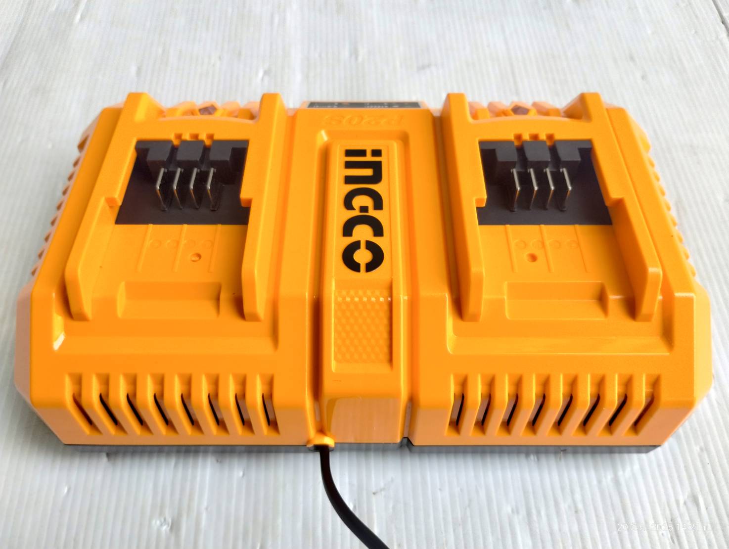 INGCO แท่นชาร์จแบตเตอรี่ 2 พอร์ต 20V/8A รุ่น FCLI2082