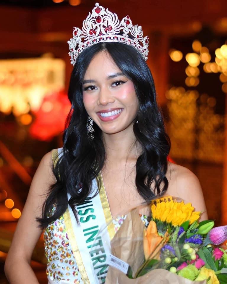 (พร้อมส่งจากไทย) มงกุฏ 093 สีแดง มงกุฎนางงาม มงกุฎเพชร มงกุฎประกวด สินค้าพร้อมส่ง ไม่ต้องรอนาน งานพรีเมี่ยม