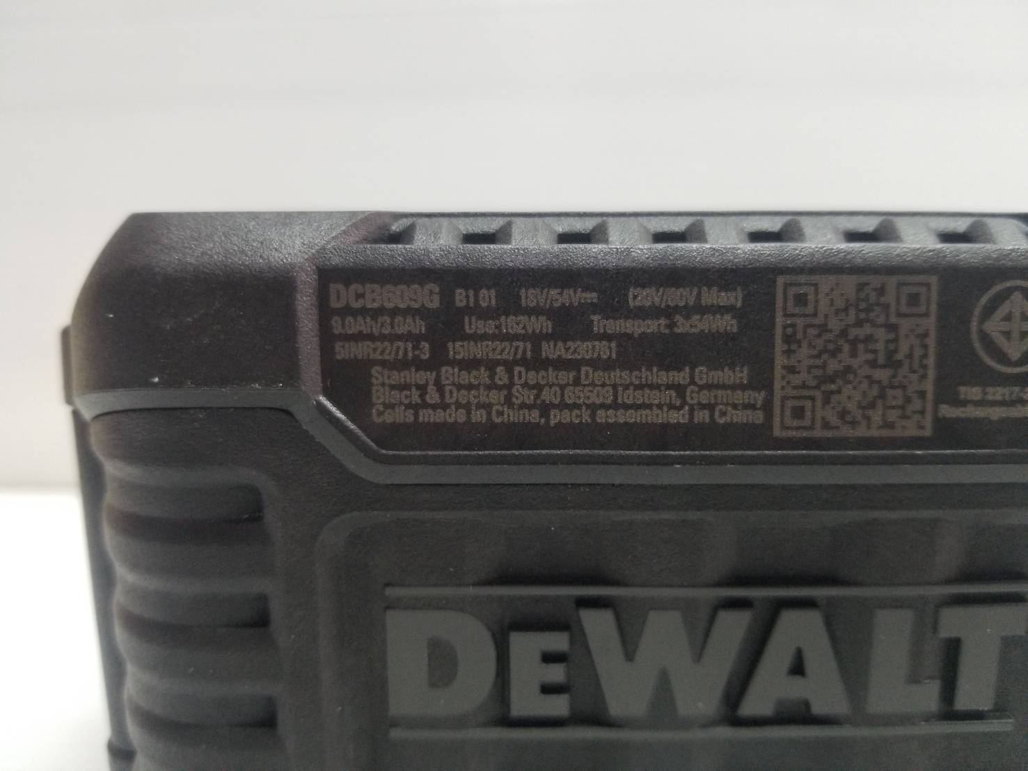 แบตเตอรี่60V/9.0Ah DCB609G DEWALT มียางกันน้ำมัน