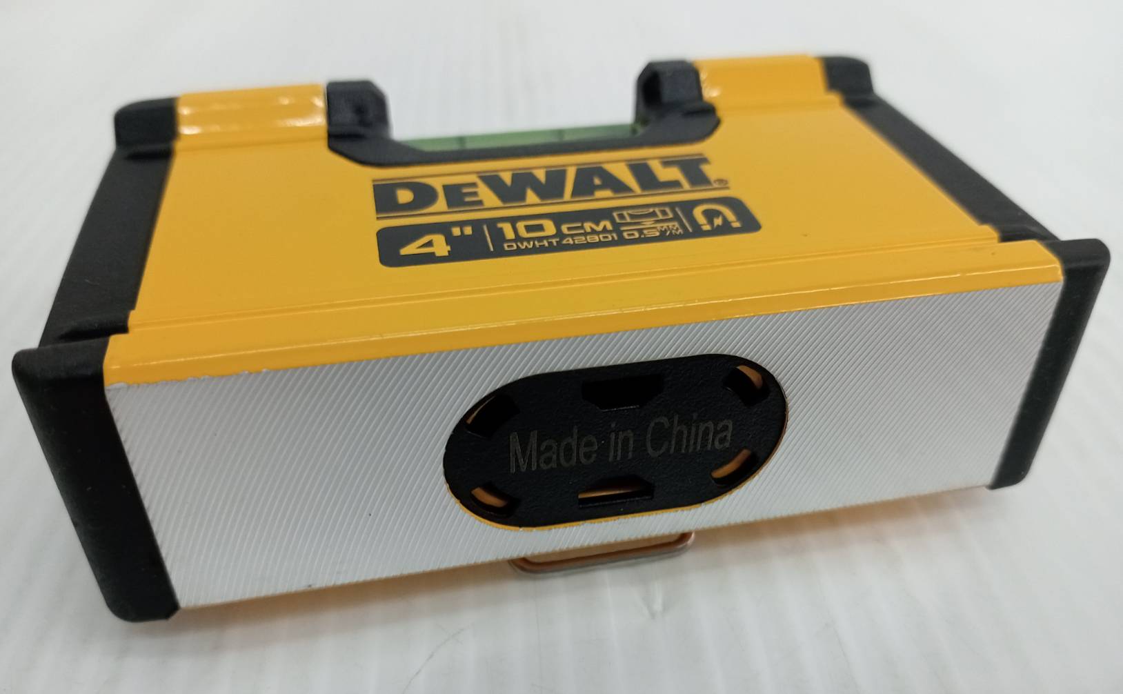 ระดับน้ำมินิ4" DWHT42801 DEWALT มีแม่เหล็ก