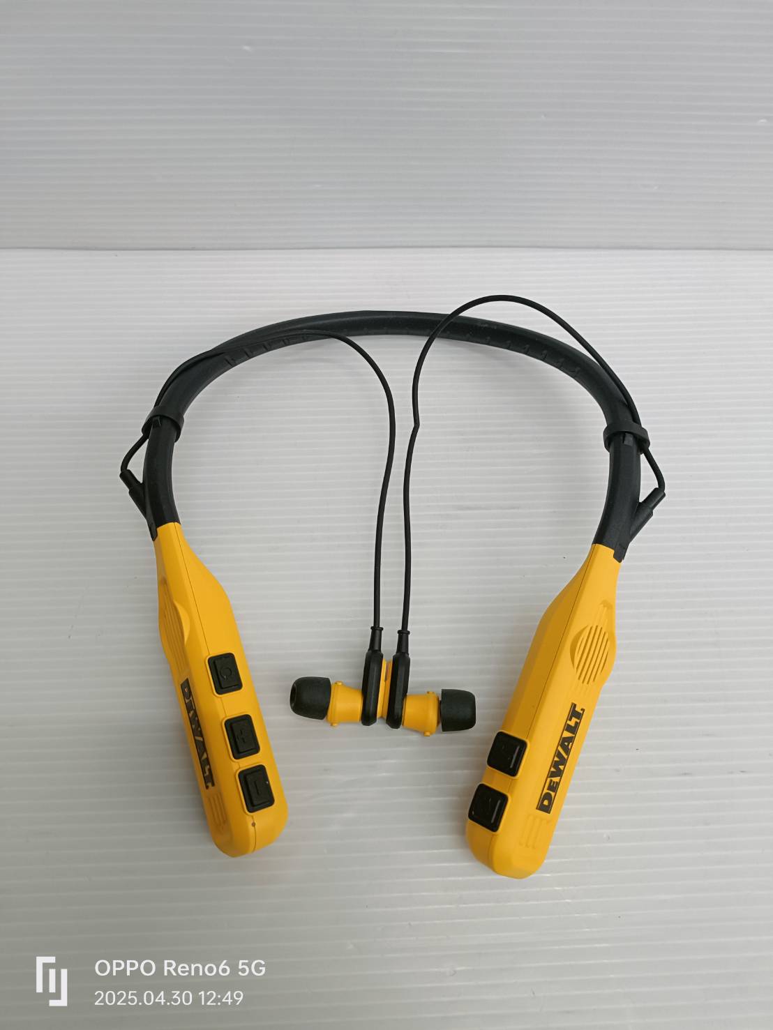 DEWALT DXMA1902093E หูฟังบลูทูธแบบคล้องคอ 2-in-1