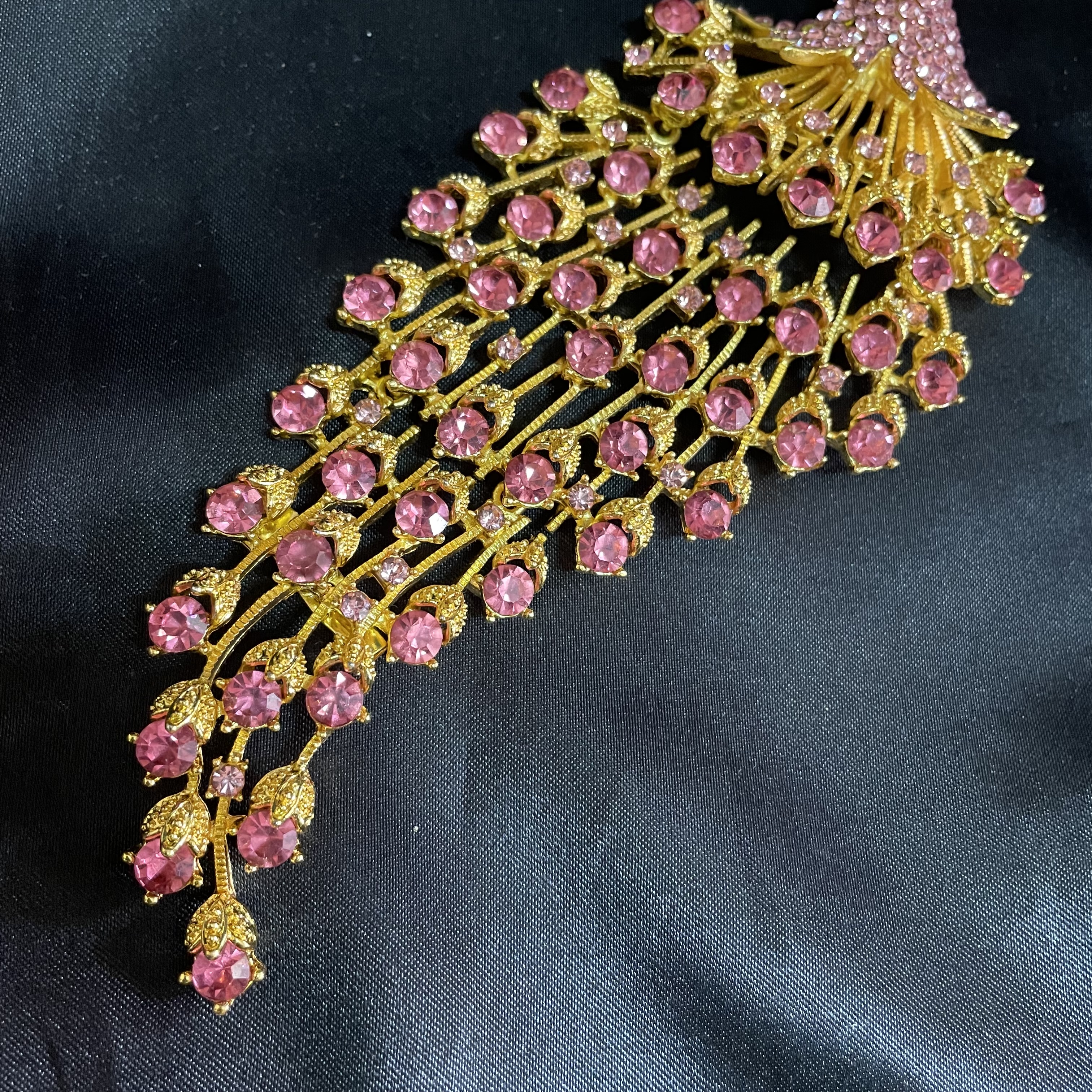 (พร้อมส่ง) เข็มกลัด 094 นกยูง สีชมพู สวยสง่างาม