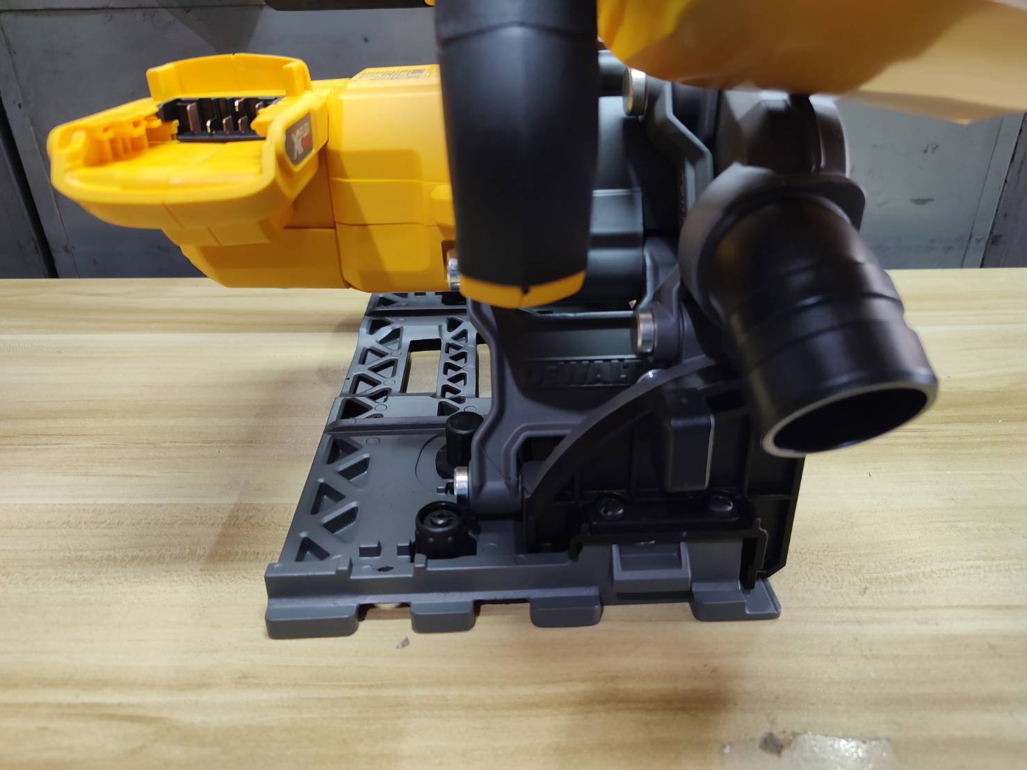 เลื่อยราง6" 54V DCS520NT DEWALT (ไม่รวมราง)