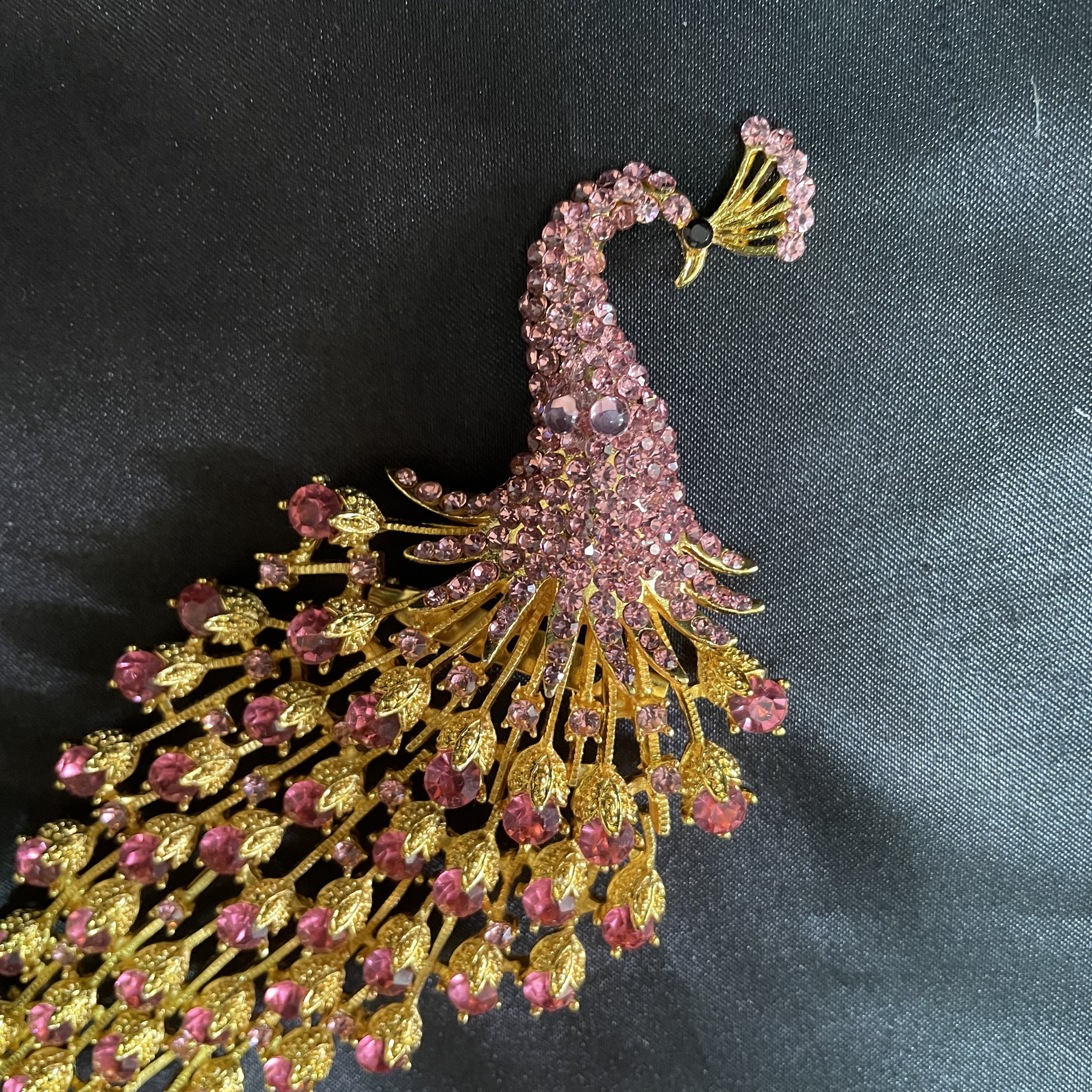 (พร้อมส่ง) เข็มกลัด 094 นกยูง สีชมพู สวยสง่างาม