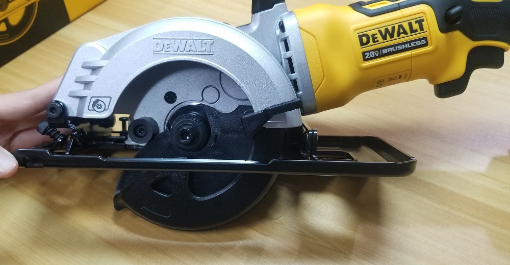 เลื่อยวงเดือน4" 20V DCS571N DEWALT