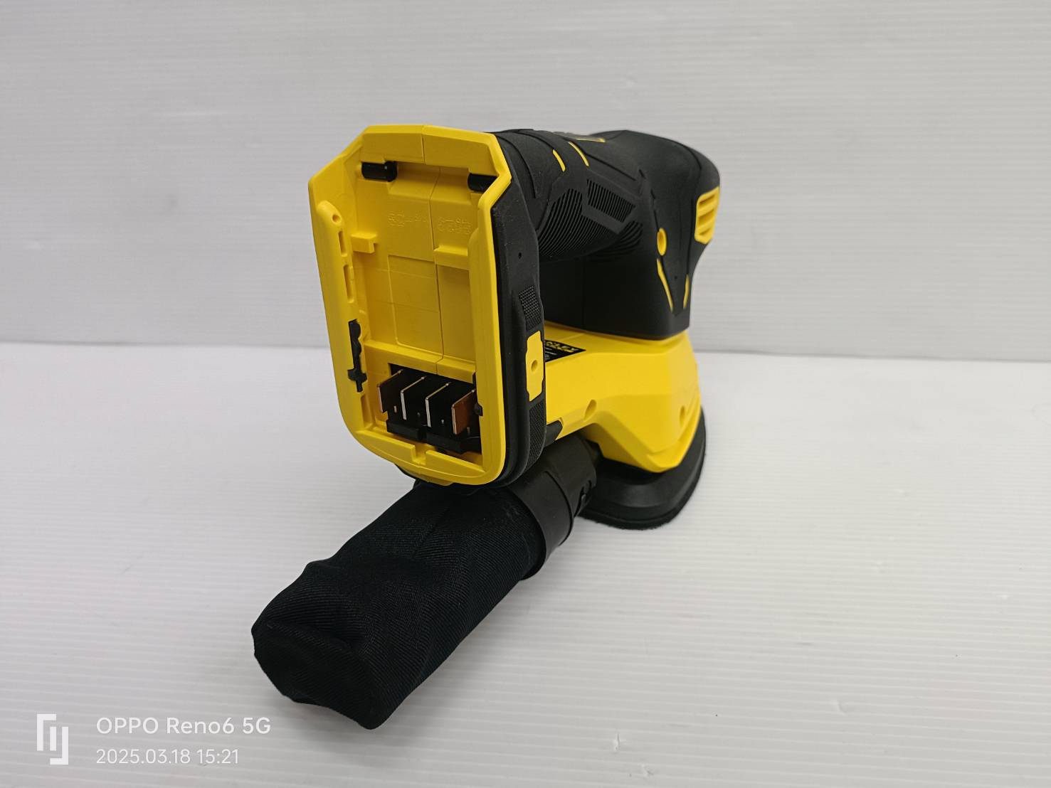 STANLEY รุ่น SCS221-KR เครื่องขัดกระดาษทรายสามเหลี่ยมไร้สาย 20V เฉพาะตัวเครื่อง