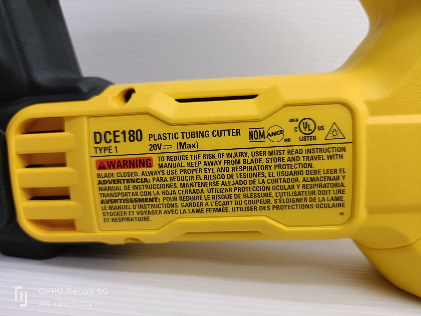 DeWALT เครื่องตัดท่อพลาสติก รุ่น DCE180B 20V MAX (เครื่องเปล่า)