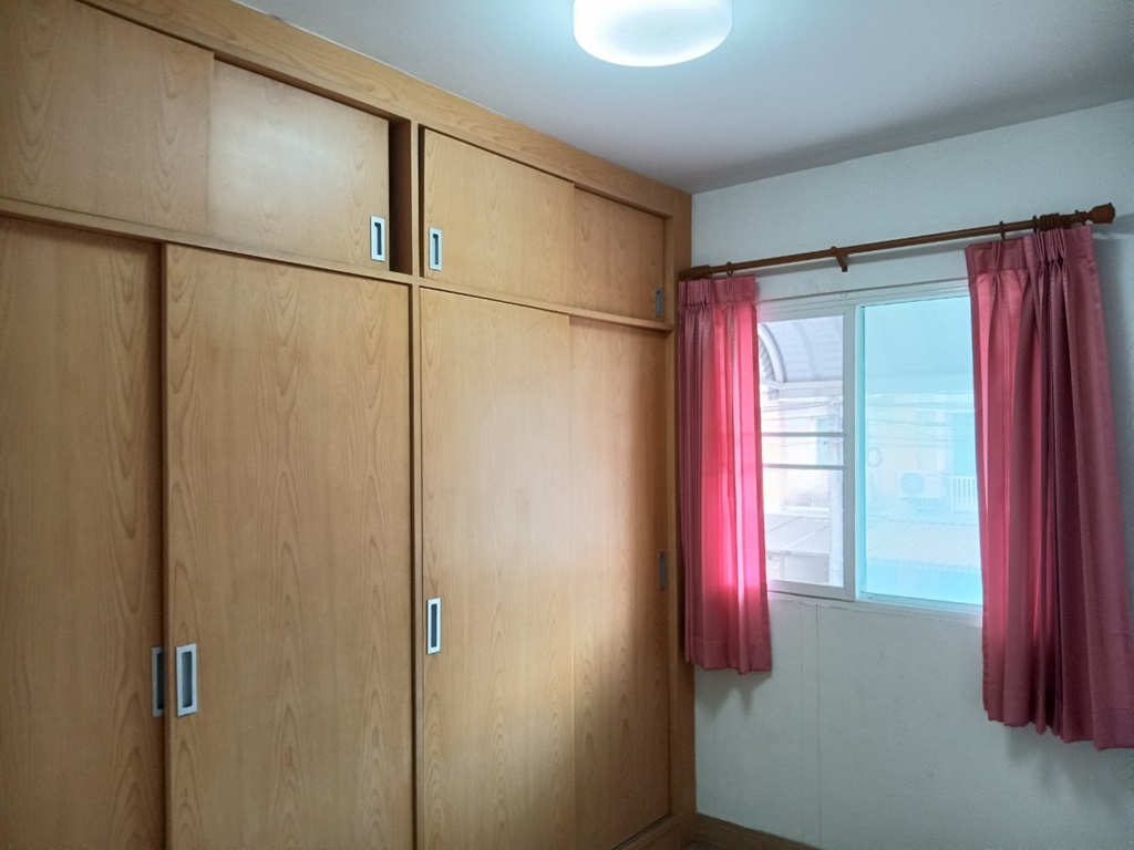 H1179 ขายทาวน์เฮ้าส์ หมู่บ้านพฤกษาวิลล์ 36 สรงประภา-ดอนเมือง 17.5 ตร.วา ตำบลหลักหก อำเภอเมือง ปทุมธานี ต่อเติมหน้าหลัง อยู่ต้นโครงการ