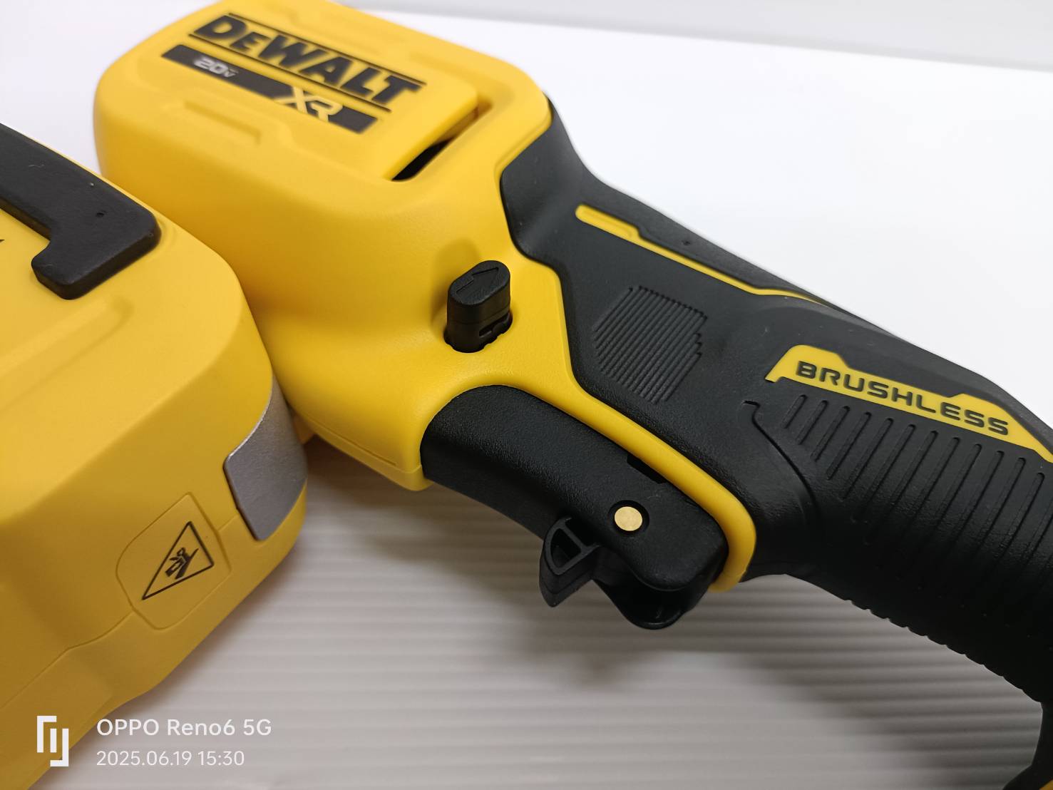 DEWALT รุ่น DCE154B เครื่องตัดท่อทองแดงไร้สาย 20V
