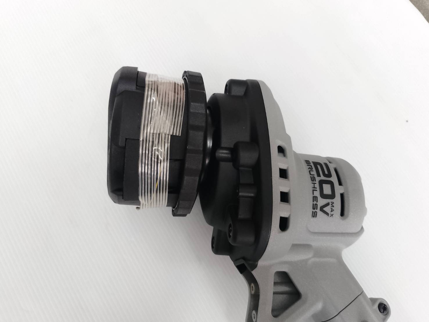 DEWALT รุ่น DCMST561P1-B1 เครื่องเล็มหญ้าไร้สาย 20Vmax (พร้อมกับแบตเตอรี่ 5.0AH)