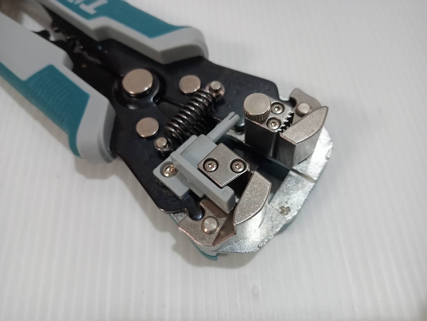 คีมปอกสายอัตโนมัติ ( ตัด ปอก ย้ำ วัดไฟ NVC ) รุ่น THT152429 Total