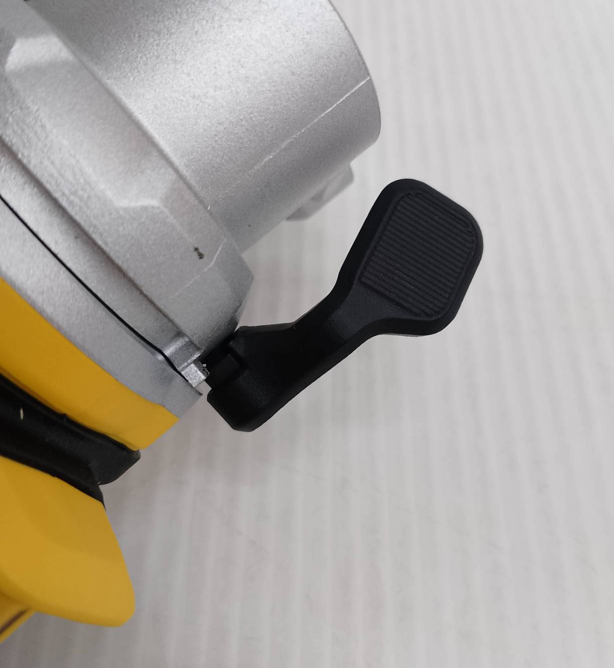 เครื่องขัดกระดาษทรายเข็มขัด20V DCM200N DEWALT (เฉพาะตัวเครื่อง)