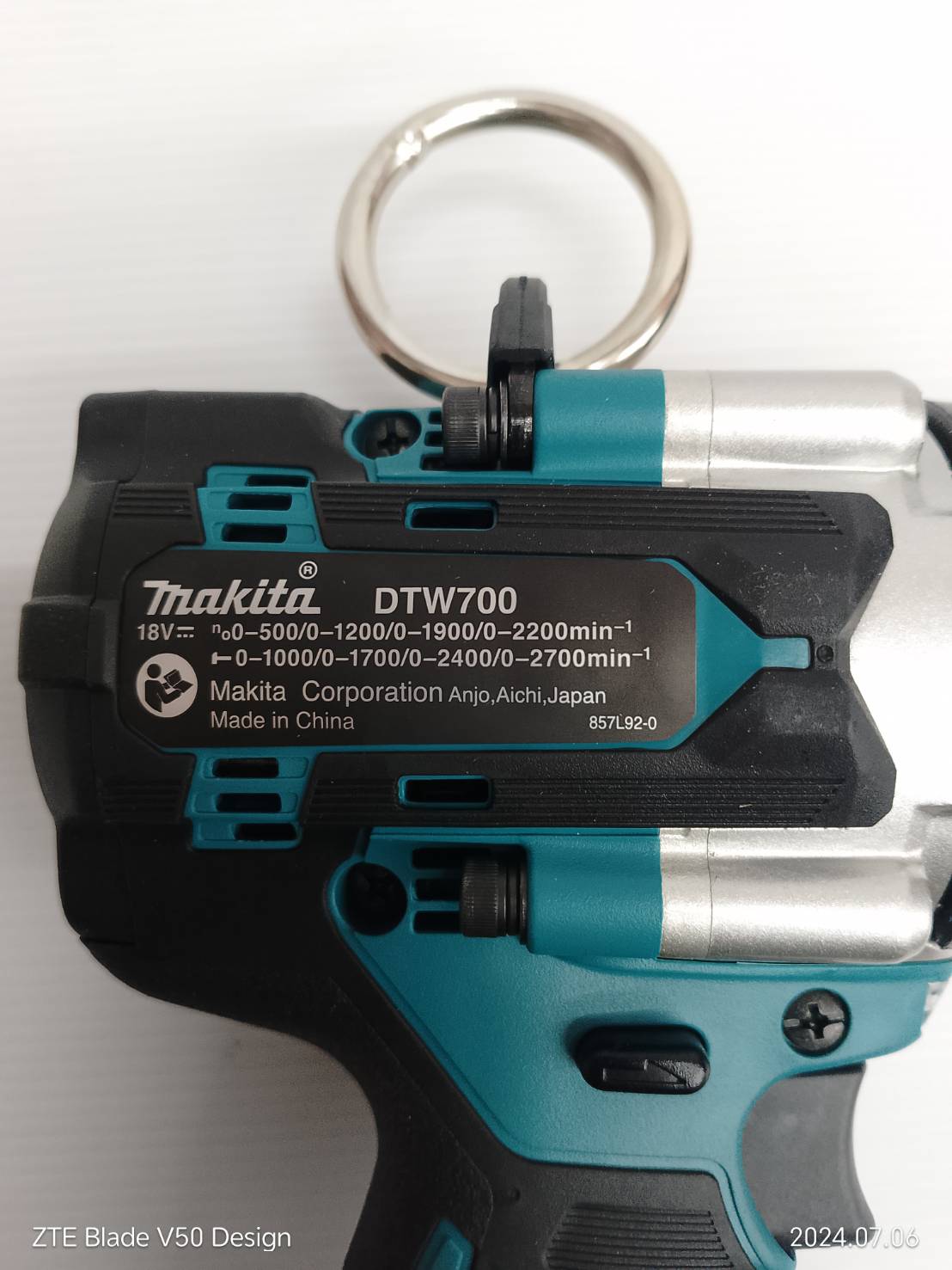 MAKITA เครื่องขันบล๊อกไร้สาย 18 โวลต์ 1/2 นิ้ว + สายสะพาย รุ่น DTW700ZX1