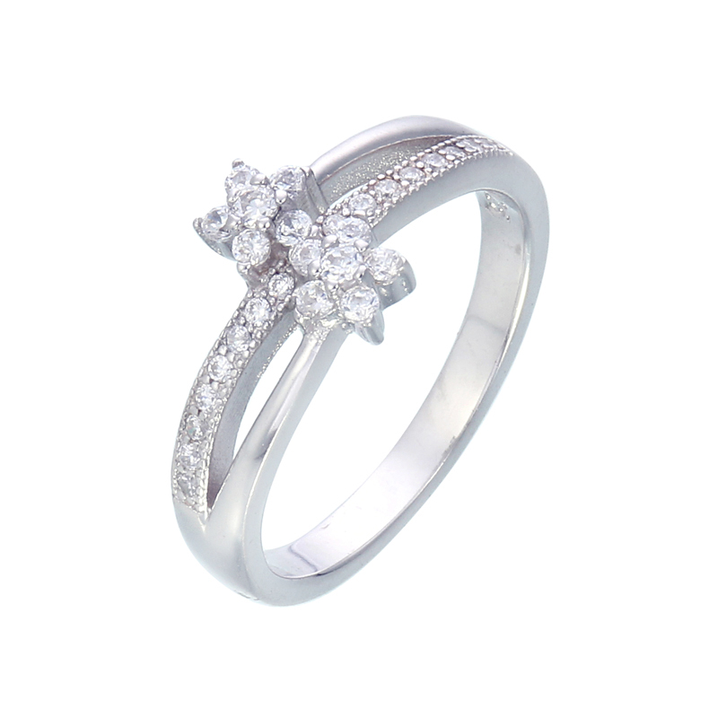 แหวนทองคำขาว ประดับเพชร CZ แหวนดอกพิกุลไขว้ชนกัน ให้ลุคกลางวันสบายๆ เปล่งประกายแวววาวตั้งแต่เช้าจรดค่ำ