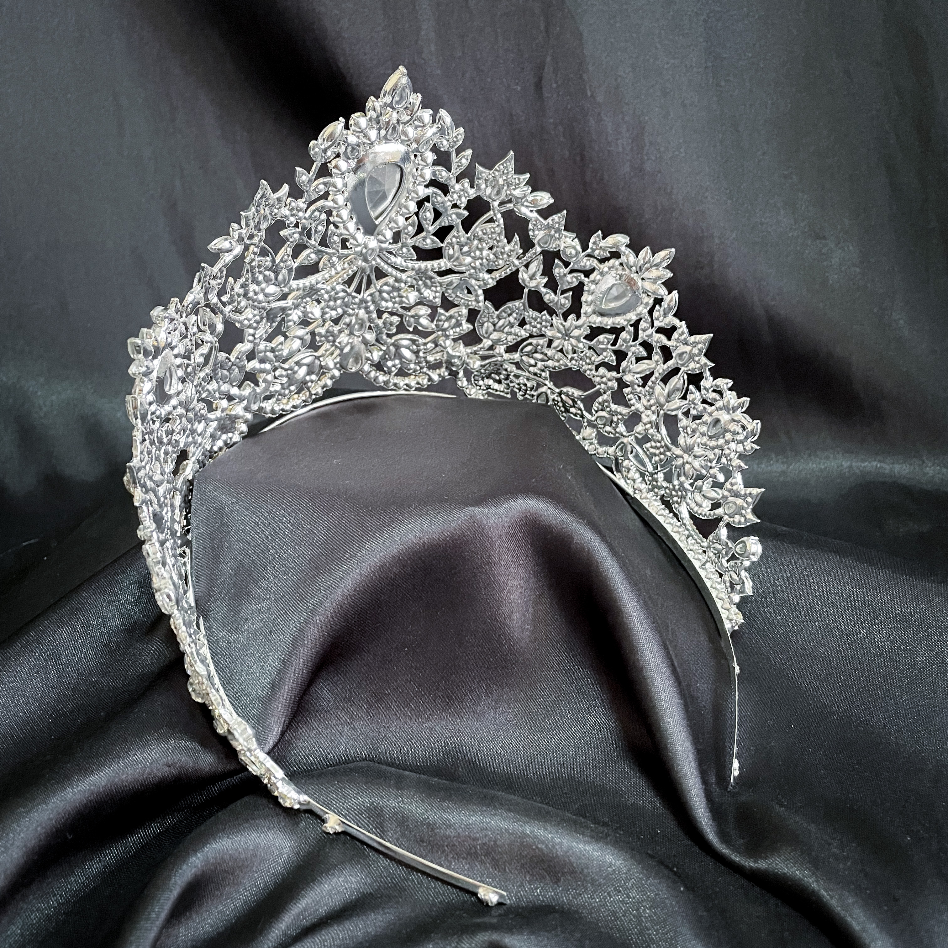 (พร้อมส่ง) เทียร่า 315 มงกุฎ Miss Universe 2019 ใหม่ล่าสุด ”Power of Unity“ จาก Mouawad มงกุฎนางงามจักรวาล ครึ่งวงกลม ประดับเพชร มงกุฎประกวด