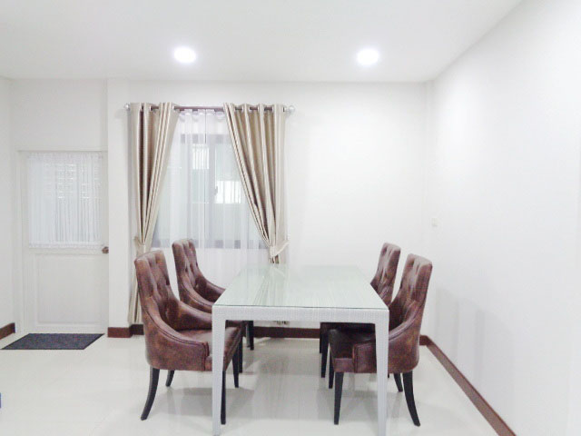 🚩H1215 ให้เช่า ทาวน์เฮ้าส์ 20 ตารางวา หมู่บ้านวรารักษ์ เลียบคลองสอง 27 รีโนเวทแล้ว พร้อมเฟอร์ฯใหม่ทั้งหลัง คลองสามวา กรุงเทพฯ