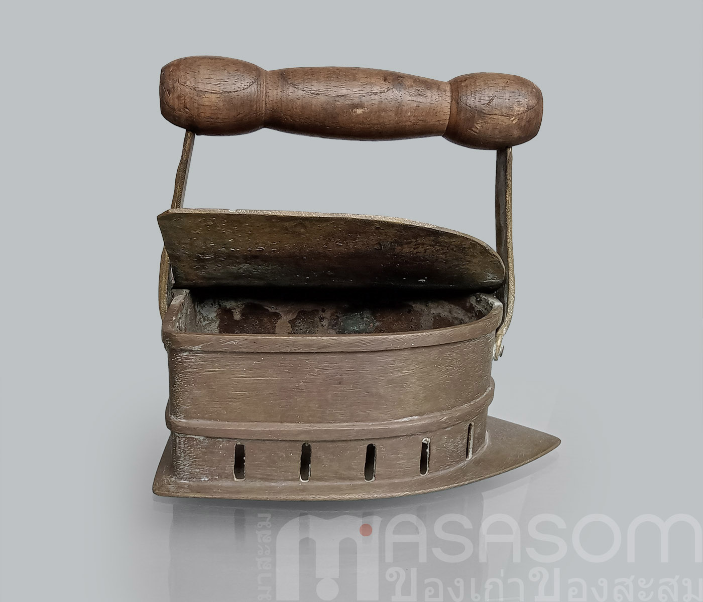 เตารีดทองเหลืองเก่ายุโรป