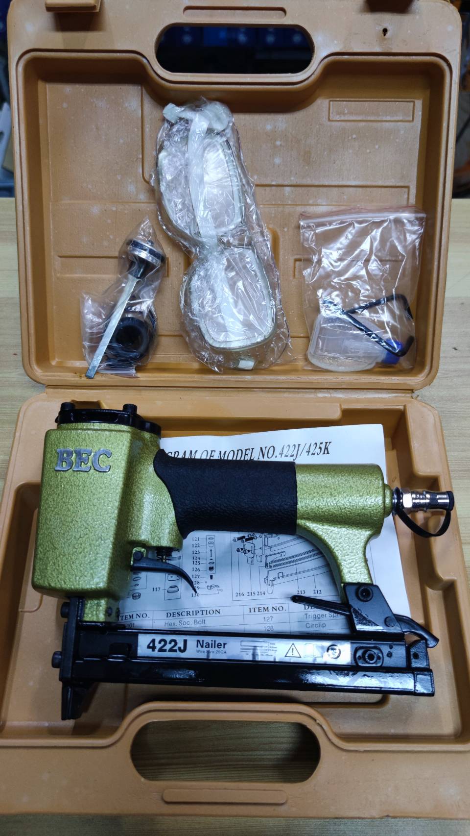 แม็กยิงตะปูลม ขาคู่ 422J BEC