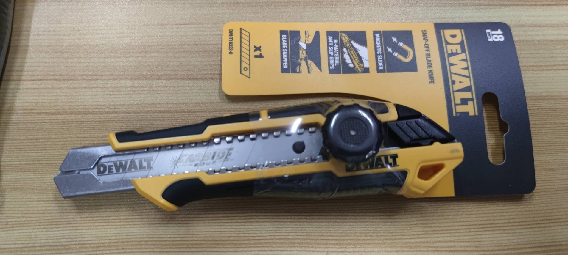 มีดคัตเตอร์ 18มม. DWHT10332-0 DEWALT