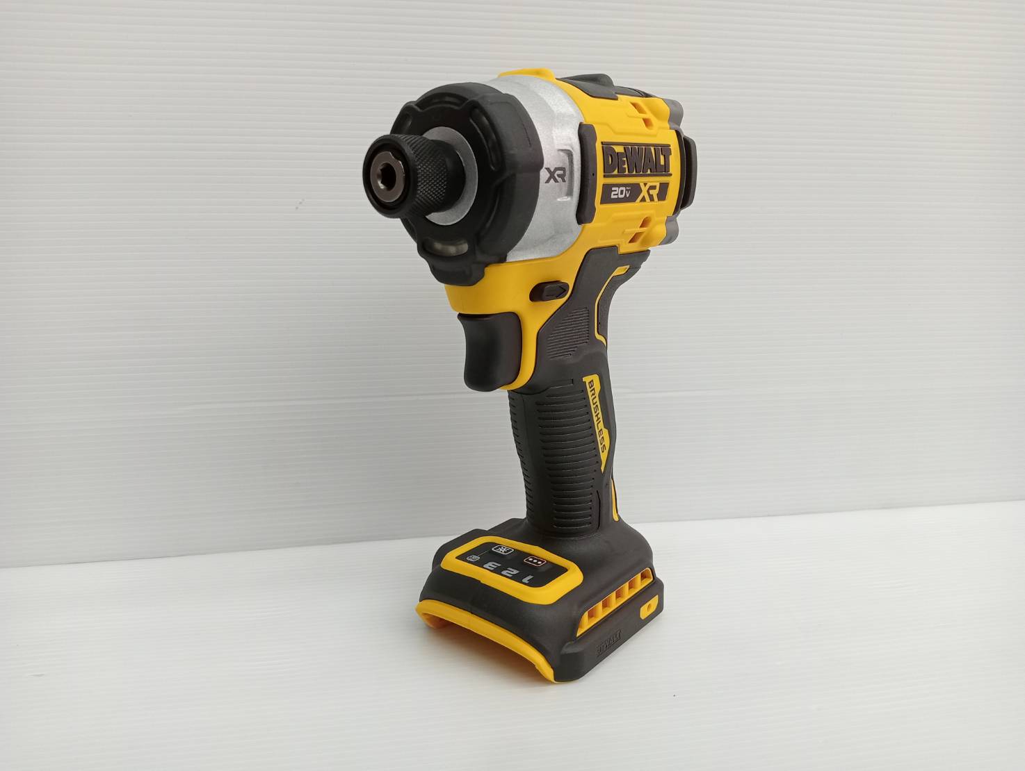 DEWALT รุ่น DCF860N-B1 ไขควงกระแทกไร้สาย ไร้แปรงถ่าน XR 20V Max (เฉพาะตัวเครื่อง)