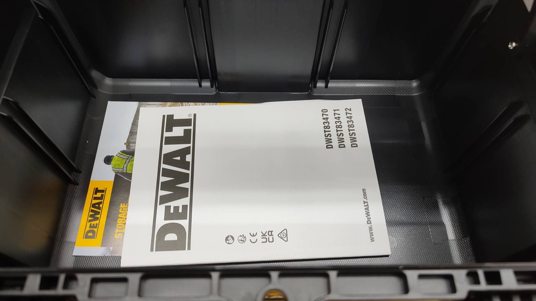 DEWALT รุ่น DWST83471-QW ชุดกล่องเก็บและชาร์ตแบตเตอรี่ TOUGHSYSTEM 2.0