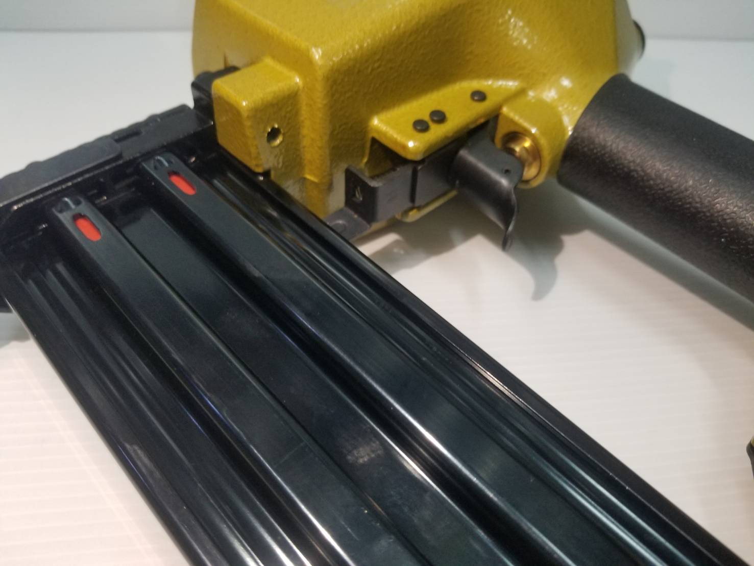 แม็กยิงตะปูลมคอนกรีต-ไม้ ขาเดี่ยว ST-64 KING (M-SERIES) II