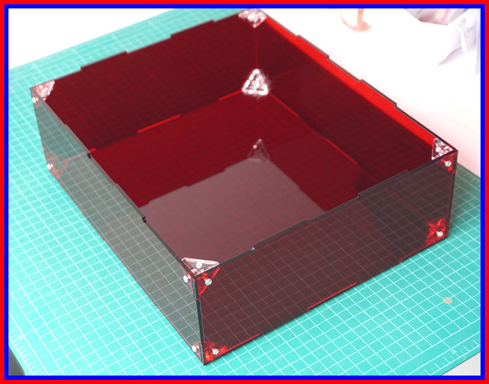 1x กล่องอะคริลิคสีแดงใสรุ่น MB3025 ขนาด 300x250x100 มม.