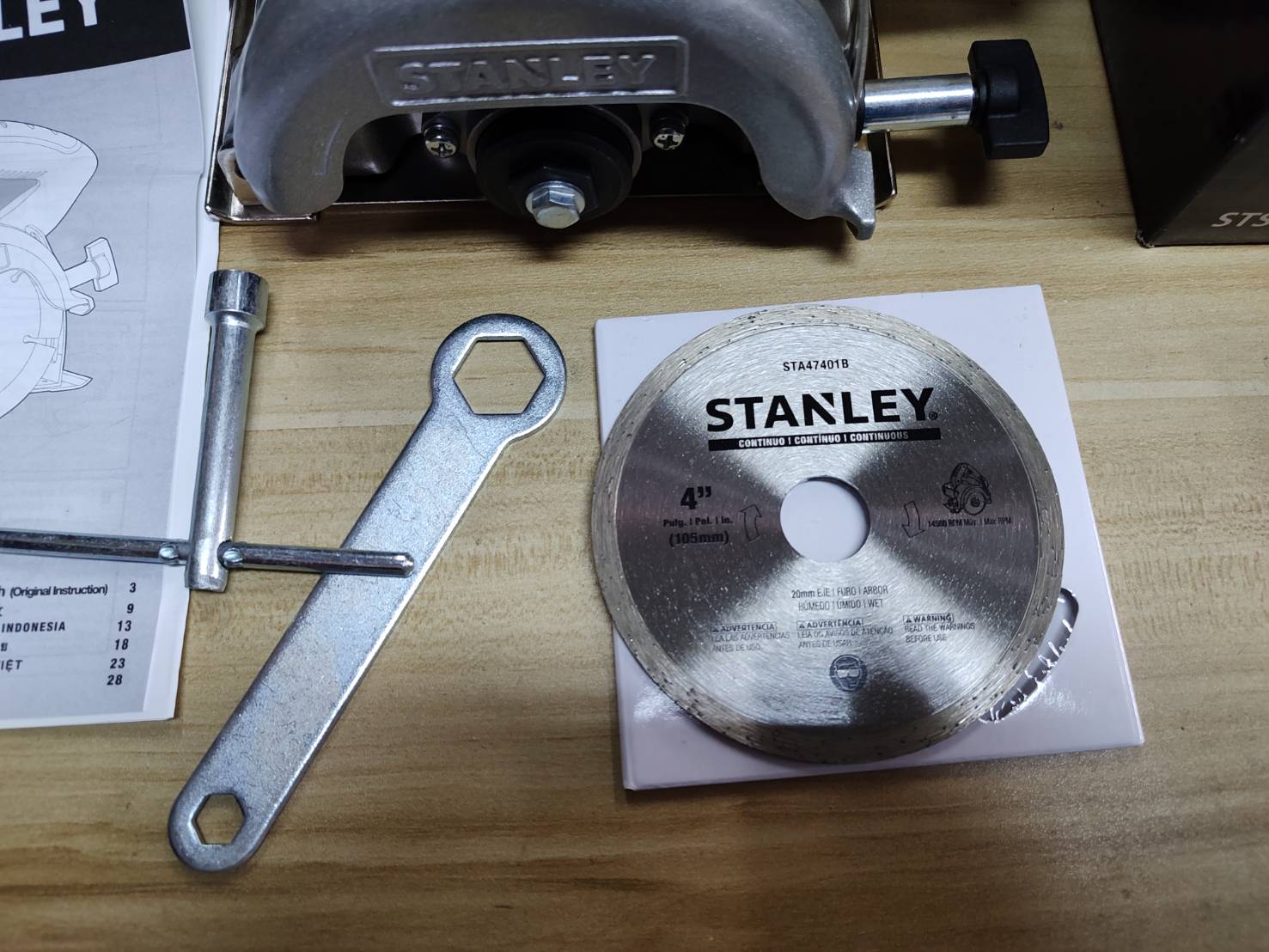 เครื่องตัดกระเบื้อง 4 นิ้ว รุ่น STSP125 (1320วัตต์) STANLEY