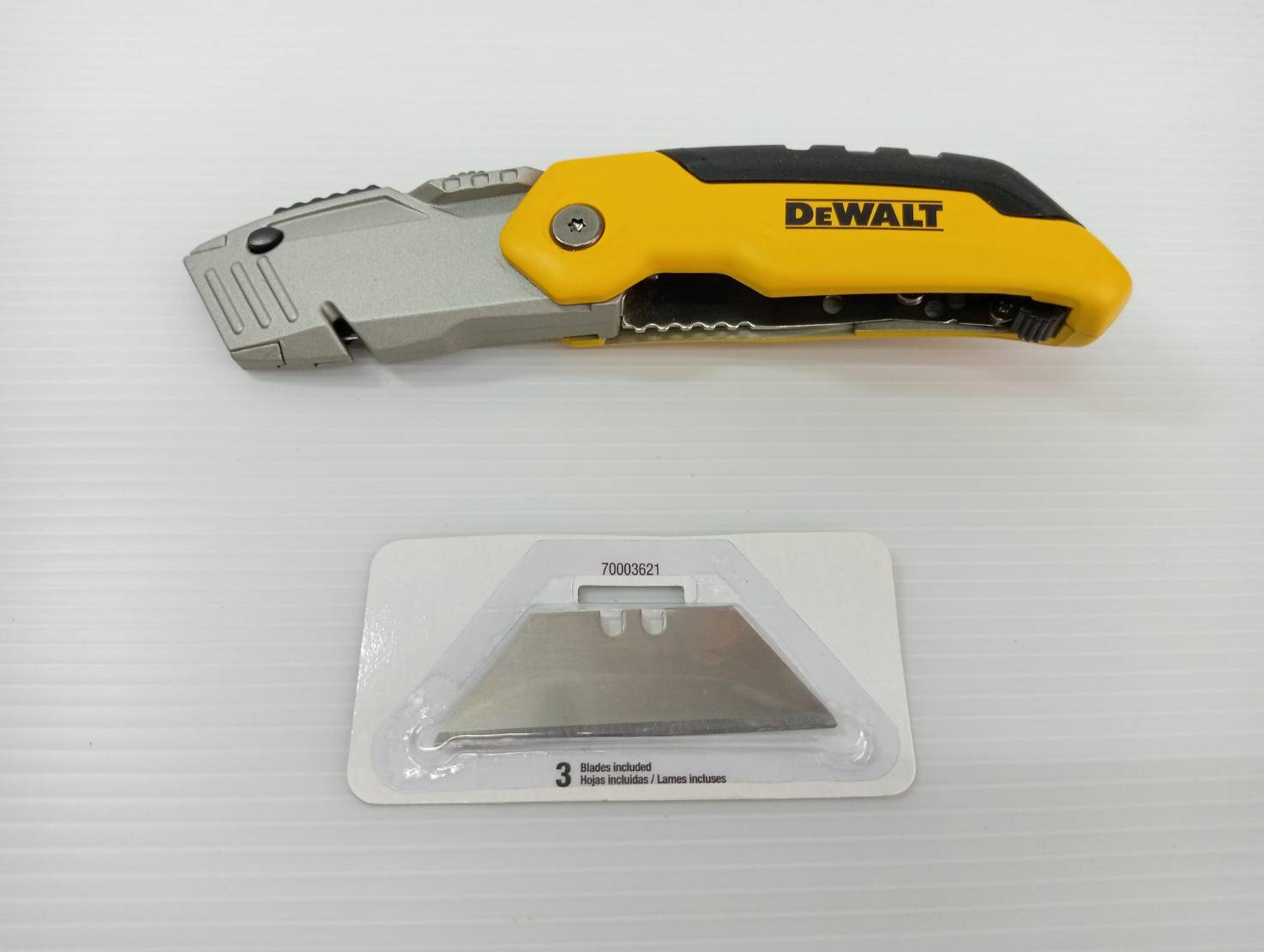 คัตเตอร์พับ UTILITY KNIFE DWHT10035-0 DEWALT