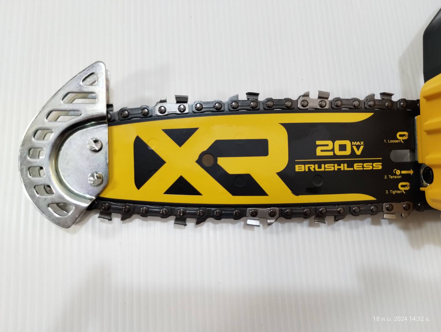 DEWALT เลื่อยโซ่มือเดียวไร้สาย 20V Max บาร์ 8 นิ้ว เฉพาะตัวเครื่อง มอเตอร์ไร้แปรงถ่าน รุ่น DCCS623B