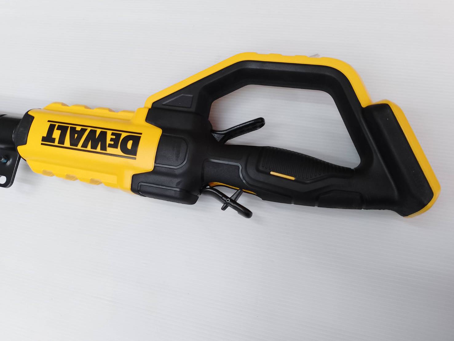DEWALT เครื่องเล็มพุ่มไม้สูง18V DCMPH566N-XJ (ตัวเปล่า)