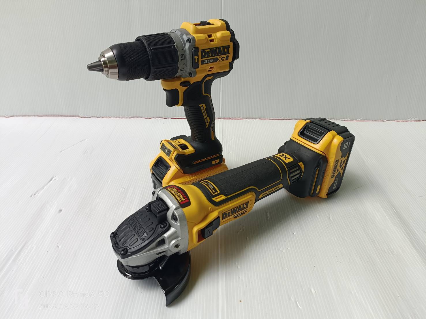 DEWALT รุ่น DCK2026P2T-B1ชุดคอมโบ้สว่านกระแทกและเครื่องเจียรไร้สาย