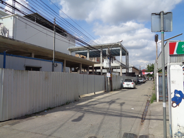 H982 ขายที่ดินเปล่า 100 ตร.วา อยู่ซอยอ่อนนุช69 ใกล้แยกประเวศ ห่างจากถนนใหญ่เพียง 50 เมตร เหมาะสำหรับทำที่พักอาศัย หรือสำนักงาน ห่างจุดขึ้นลงมอเตอร์เวย์ ด่านอ่อนนุช 500 เมตร ขนาดที่ดิน กว้าง13 เมตร ลึก 28 เมตร