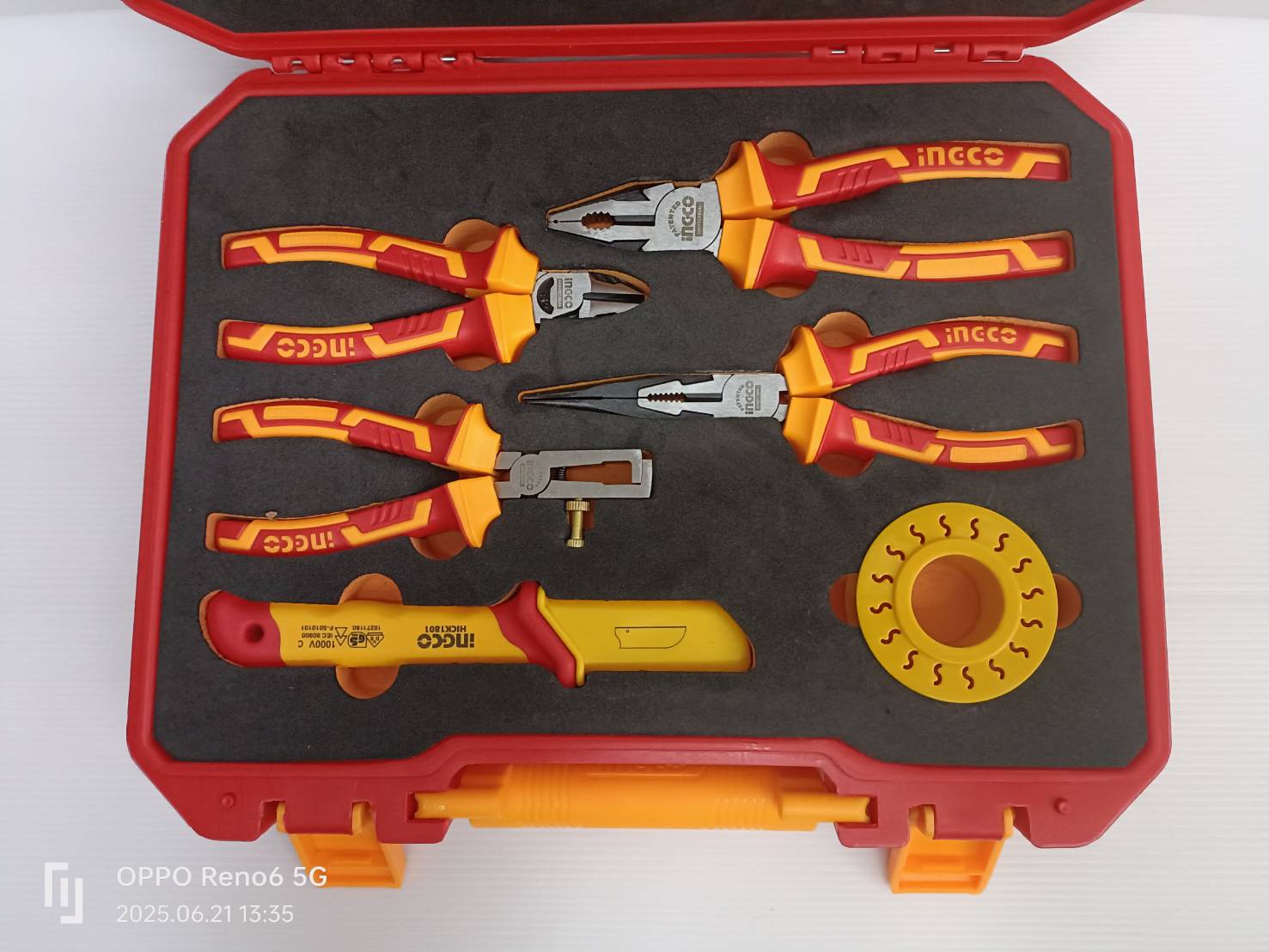 ชุดเครื่องมือช่าง 16 ตัวชุด หุ้มฉนวน กันไฟฟ้า 1000 โวลท์ (พร้อมกระเป๋า) HKITH1601 INGCO