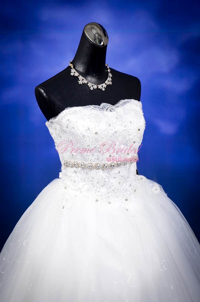 ชุดแต่งงานไซส์ M ตกแต่งเพชรงานปักแน่น หรูหรา