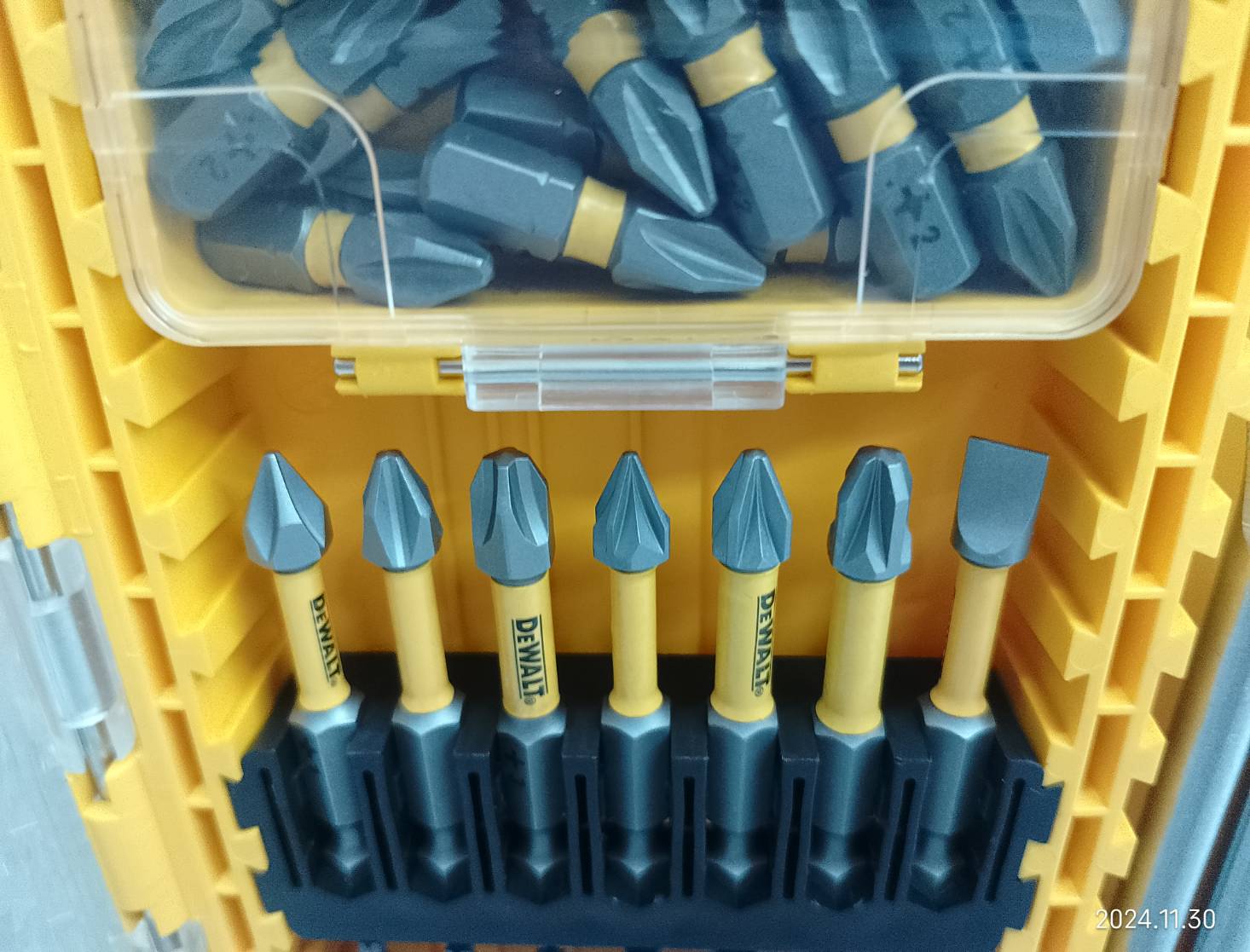 ชุดดอกไขควง DEWALT 100 ปี ให้ดอกสว่านมากถึง 61 ชิ้น รุ่น DWACS61P