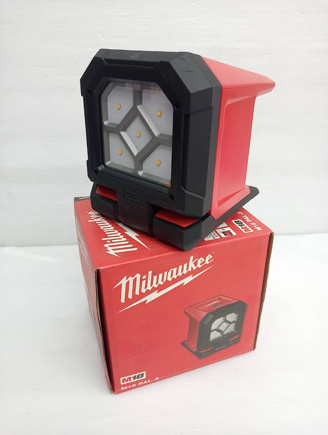 ไฟส่องพื้นที่ 18 โวลต์ หัวหมุน/พับได้ M18 PAL-0 (เครื่องเปล่า) Milwaukee