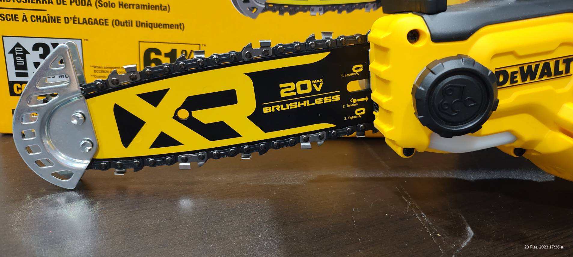 DEWALT เลื่อยโซ่มือเดียวไร้สาย 20V Max บาร์ 8 นิ้ว เฉพาะตัวเครื่อง มอเตอร์ไร้แปรงถ่าน รุ่น DCCS623B