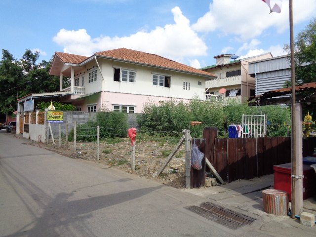 H982 ขายที่ดินเปล่า 100 ตร.วา อยู่ซอยอ่อนนุช69 ใกล้แยกประเวศ ห่างจากถนนใหญ่เพียง 50 เมตร เหมาะสำหรับทำที่พักอาศัย หรือสำนักงาน ห่างจุดขึ้นลงมอเตอร์เวย์ ด่านอ่อนนุช 500 เมตร ขนาดที่ดิน กว้าง13 เมตร ลึก 28 เมตร