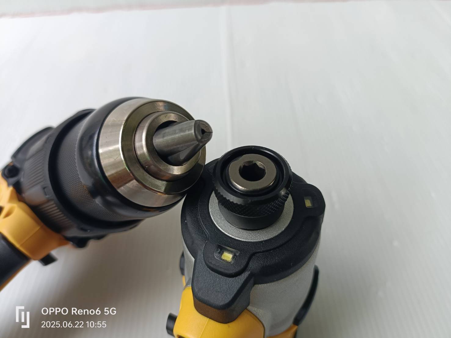 DEWALT รุ่น DCK2214D2TA-B1 ชุดคอมโบ้สว่านกระแทกและไขควงกระแทกไร้สาย
