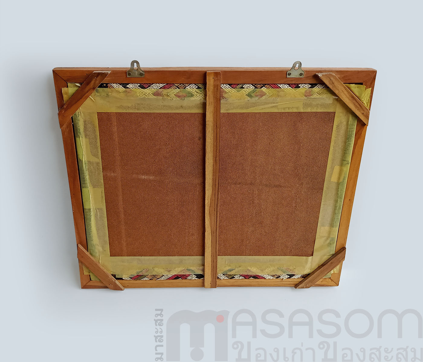 ผ้าไหมทอมือในกรอบไม้สัก