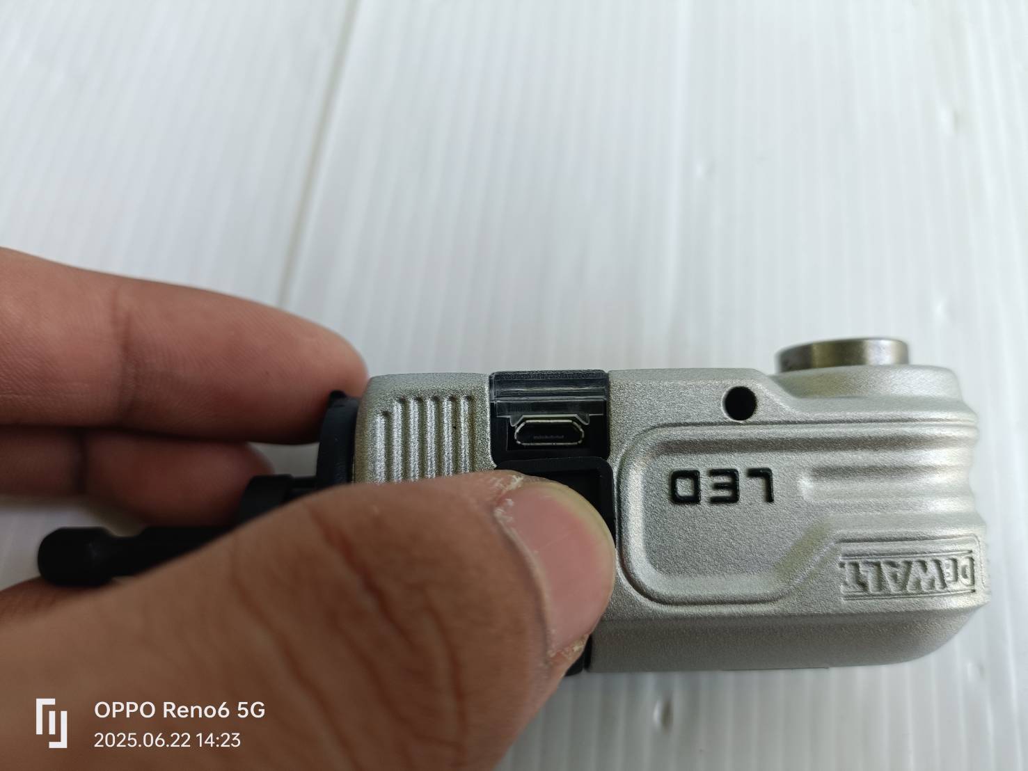 DEWALT DWALRAFT ก้านต่อไขควงมุมฉาก 90 องศา มีไฟLED ชาร์จ TYPE-C