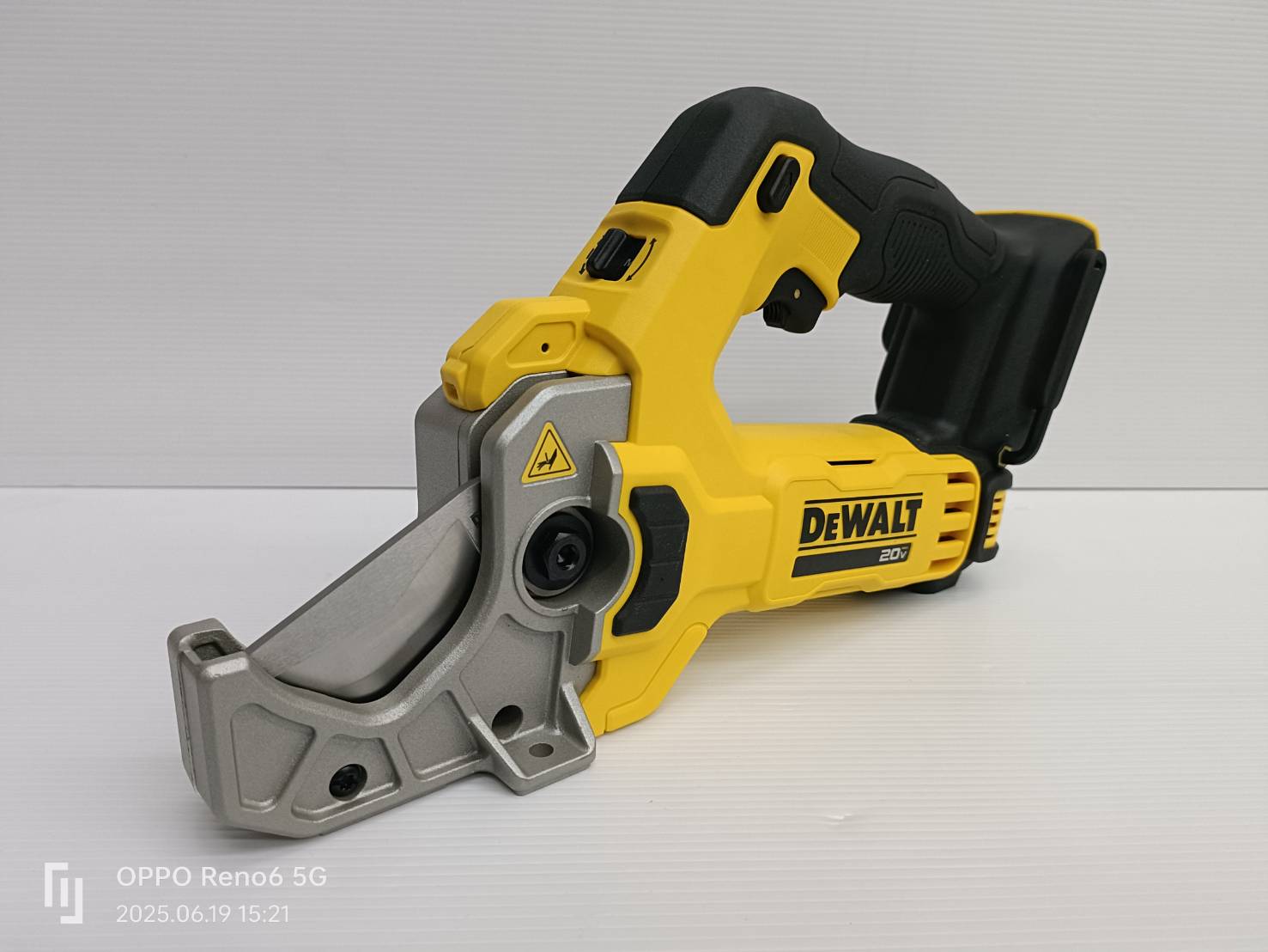 DeWALT เครื่องตัดท่อพลาสติก รุ่น DCE180B 20V MAX (เครื่องเปล่า)