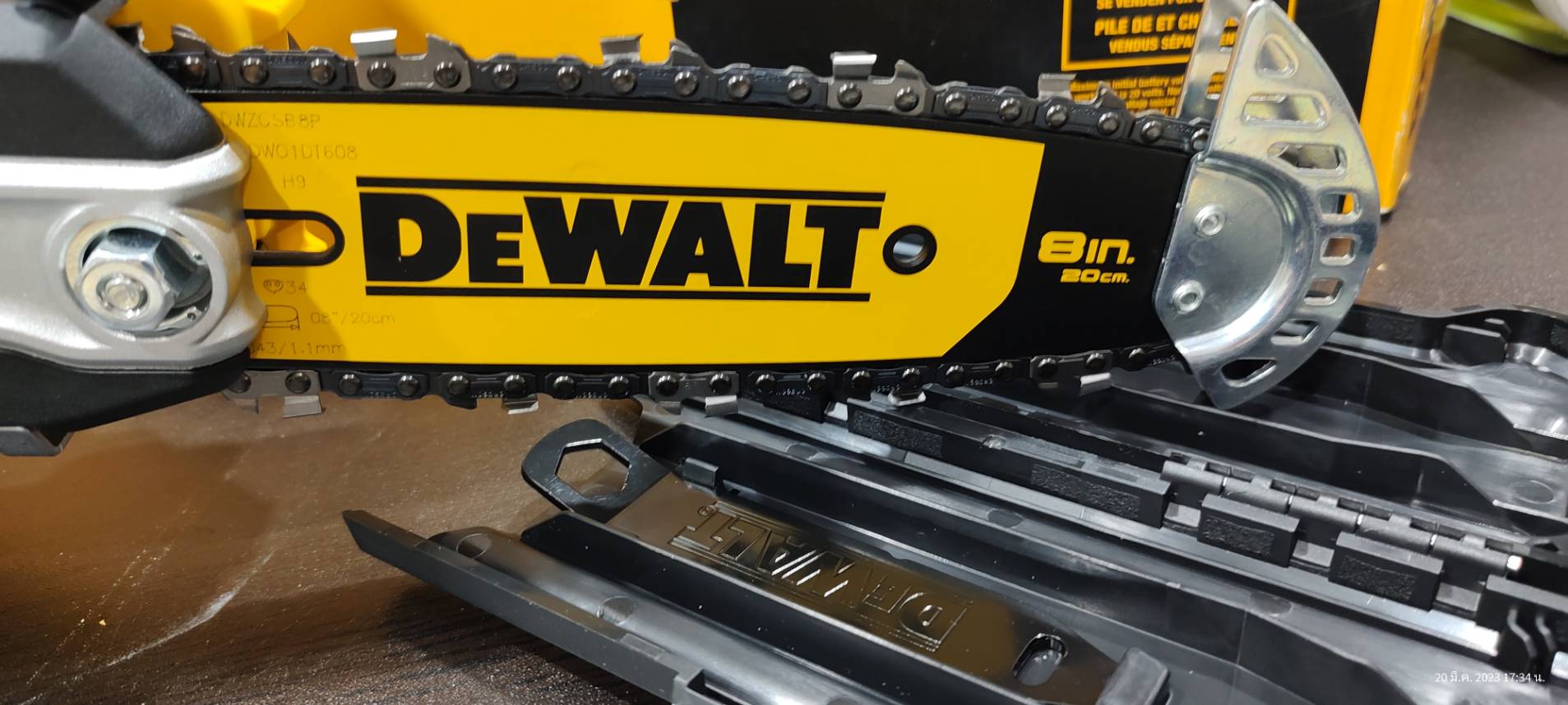 DEWALT เลื่อยโซ่มือเดียวไร้สาย 20V Max บาร์ 8 นิ้ว เฉพาะตัวเครื่อง มอเตอร์ไร้แปรงถ่าน รุ่น DCCS623B